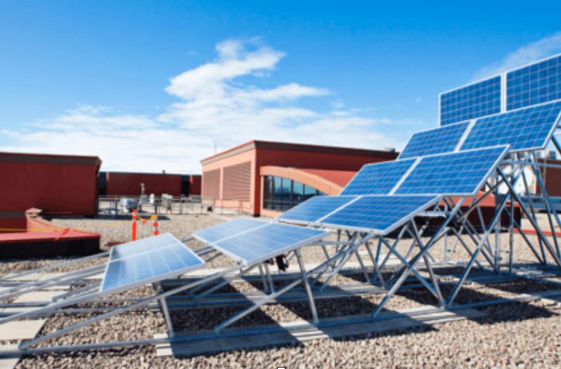 Các tấm pin mặt trời tạo ra điện như thế nào?