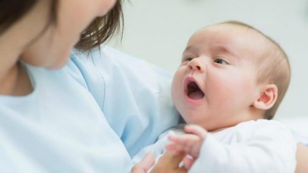 làm sao cho trẻ sơ sinh hết nấc cục