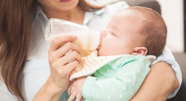 làm thế nào để trẻ sơ sinh hết nấc