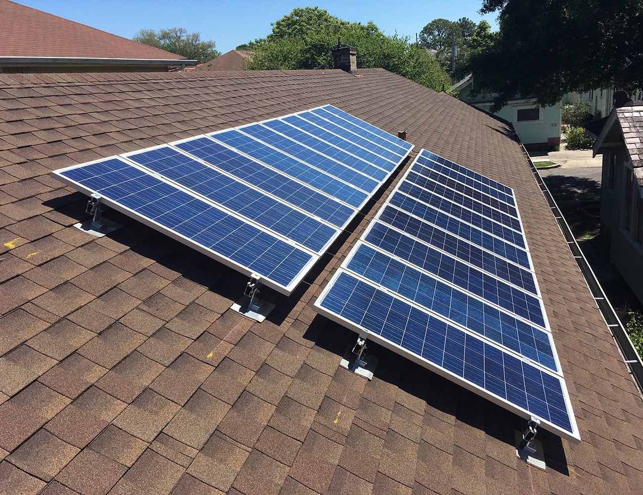 tấm pin năng lượng mặt trời trên mái nhà